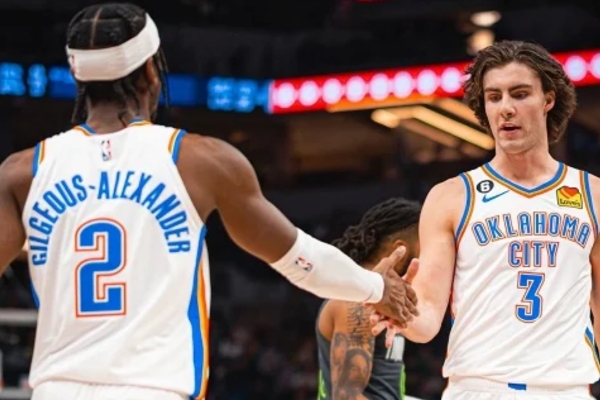 Regata Association Edition do Oklahoma City Thunder Nike 2017/24 em branco, azul e laranja, celebrando a rica história da equipe na NBA | Tevo Sports