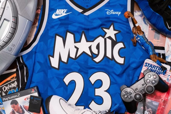 Regata Classic Edition Orlando Magic Nike 2023/24 em azul, preto e branco, com design inspirado nos anos 'Heart and Hustle' liderados por Tracy McGrady. Logotipo Nike à direita do peito, celebrando 35 anos de história | Tevo Sports