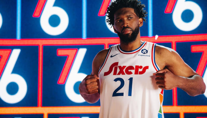 A Regata City Edition 2024-25 do Philadelphia 76ers homenageia a icônica arena Spectrum. Em branco, com detalhes em azul e vermelho, traz o logo dos Sixers e o nome "Spectrum", celebrando os anos de glória da equipe.