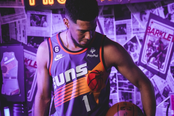 Regata Classic Edition Nike 2022/23 Phoenix Suns em Roxo, Laranja, Preto e Branco - Celebre a história dos Suns com o design sunburst icônico. Logotipo branco da Nike no peito. Detalhes em laranja e preto. Resgate a era dos playoffs com Barkley, Westphal e Ainge