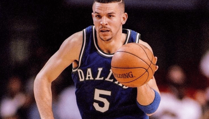 Regata Dallas Mavericks Jason Kidd 1994/95 da Mitchell & Ness, nas cores azul, branca e verde. A regata Swingman é uma réplica detalhada do uniforme usado pelos Mavericks, com costuras precisas e design clássico da temporada de 1994/95