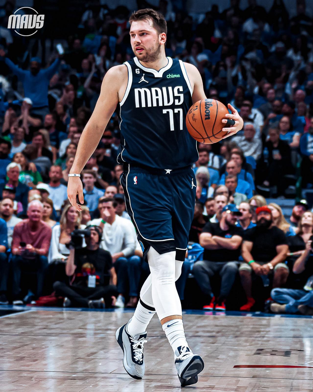 Regata Statement Edition Dallas Mavericks 2022/25 azul profundo com detalhes em branco e azul claro. Logo "MAVS" branco no peito. Perfeita para demonstrar seu amor pelo time com estilo.