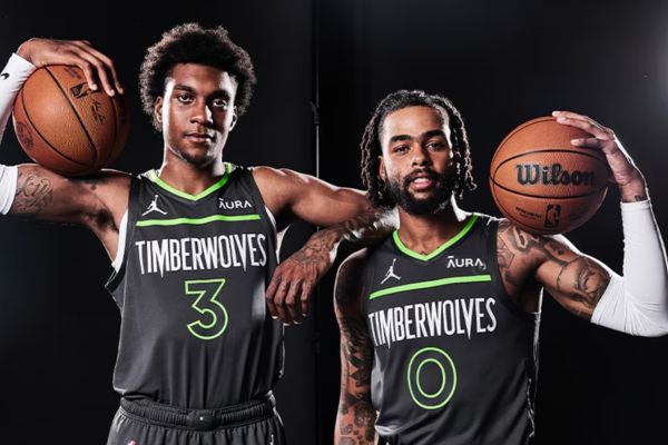 Regata Statement Edition Minnesota Timberwolves Nike 2022/24 em Cinza e Verde, inspirada na aurora boreal. Design único representando a jornada noturna dos lobos. Exclusividade e estilo em cada detalhe na Tevo Sports