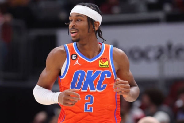 Regata Statement Edition Oklahoma City Thunder em tons laranja, azul e branco, celebrando a história desde 1967. Desfrute do conforto e estilo de jogadores lendários como Westbrook, Durant e Harden | Tevo Sports