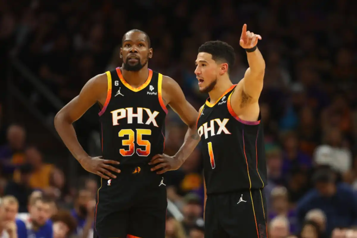 Regata Statement Edition Phoenix Suns 2022/24 Com um design arrojado em preto, com o icônico "PHX" em branco e um pôr do sol gradiente pixelizado | Tevo Sports