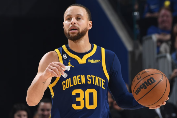 Regata da Declaração Golden State Warriors Jordan 2022-2024 azul marinho com detalhes amarelos. O logotipo Jordan Jumpman está localizado no peito e o nome da equipe "Golden State" está escrito em letras grandes nas costas. 