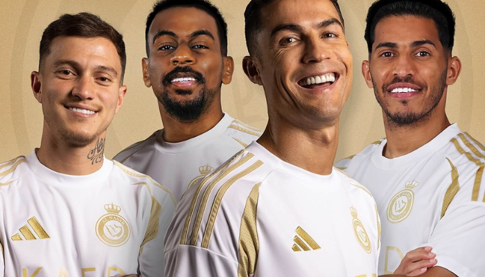 nova terceira camisa do Al-Nassr, da Adidas, para a temporada 2024/2025. A camisa, predominantemente branca, possui detalhes em dourado nos arcos laterais e axilas, além das três listras características da Adidas nos ombros.