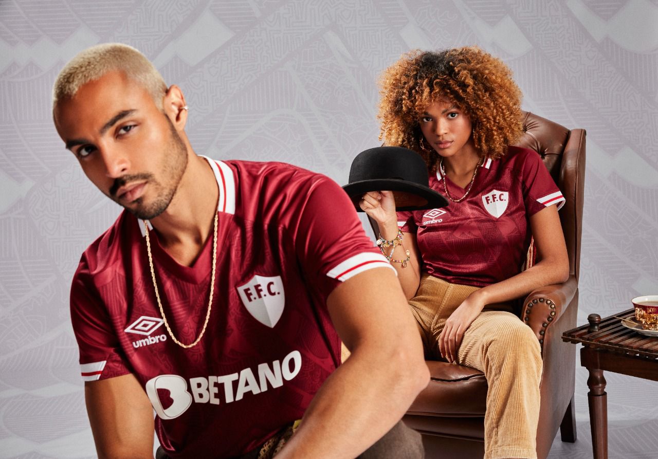 Terceira Camisa do Fluminense 2023/24: Grená e branca com detalhes em branco e vermelho, escudo de 1902 no peito, Double Diamond da Umbro. | Tevo Sports