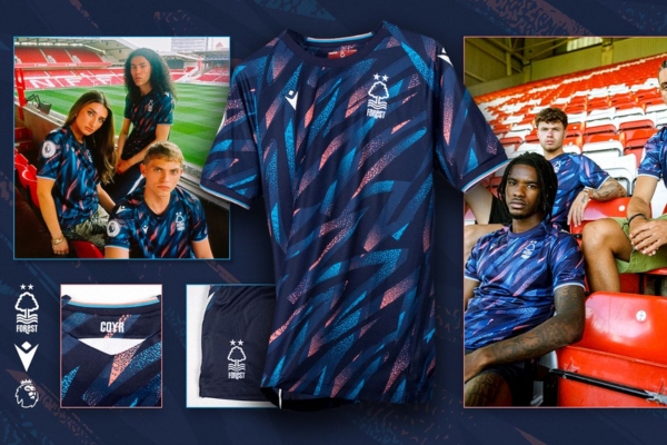 Terceira Camisa do Nottingham Florest Macron 2022/23 Masculina Azul marinho e rosa - Design Exclusivo com padrão gráfico vibrante em azul celeste e marinho, detalhes em gola redonda e punhos azul marinho com finas linhas rosa e azul.