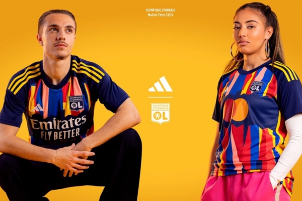 Terceira camisa Olympique Lyon Adidas 2023/24 masculina em azul marinho, amarela, rosa e vermelha, destacando as icônicas três listras da Adidas, logo da Emirates e escudo do Lyon.