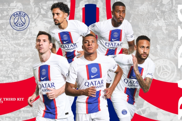 Terceira camisa do Paris Saint-Germain Nike 2022/23 em branco, destacando o hechter invertido em azul royal com contorno vermelho, escudo PSG centralizado, Swoosh Nike, e detalhes vibrantes em azul e vermelho nas mangas e costas.