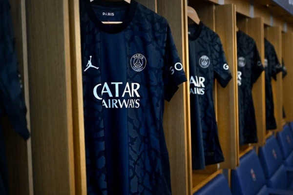 Terceira Camisa PSG Jordan 2023-2024 em preto, cinza e branco, destaca estampa de elefante, faixa vertical Anthracite, efeito iridescente no escudo e logo da Jordan, design elegante para os aficionados por moda esportiva.
