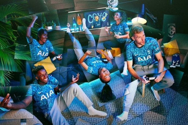 Terceira camisa do Tottenham Nike 2022/23 em azul royal e celeste, destacando o design vibrante e exclusivo inspirado no DNA em constante evolução do clube. Gola redonda preta, punhos em azul celeste, Swoosh branco e escudo do Tottenham em perfeita harmonia de cores.