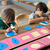 Niños trabajando con resaques Montessori