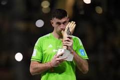 Resultado de imagen para guante de oro del mundial