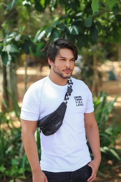 Camiseta branca Somos todos vira-latas! na internet