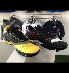 Zapatilla Bullpadel Amarilla y Negra Hack Paquito Navarro - comprar online