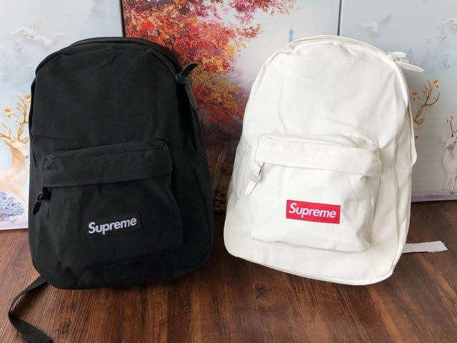 Supreme Canvas Backpack: Elegance and Style in a Fashion Icon