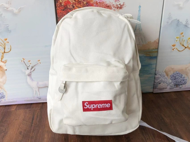 Supreme Canvas Backpack: Elegance and Style in a Fashion Icon