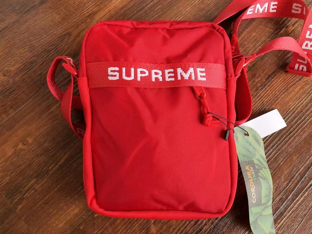 A Elegância em Movimento: Supreme Shoulder Bag FW22