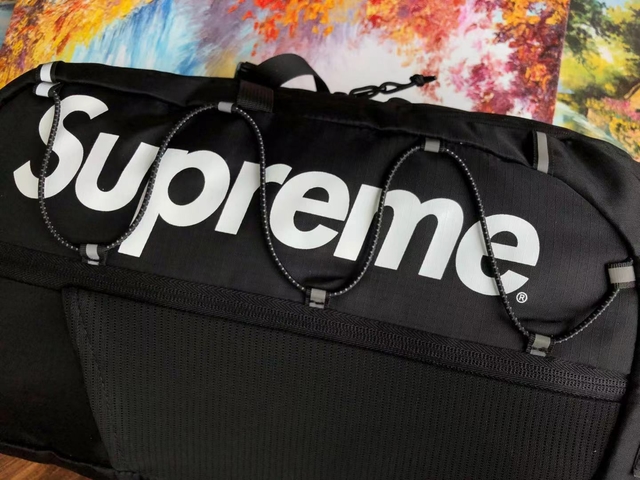 Master Urban Style with the Supreme Backpack Black (17SS)
