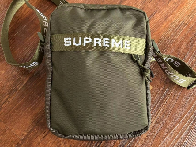 A Elegância em Movimento: Supreme Shoulder Bag FW22