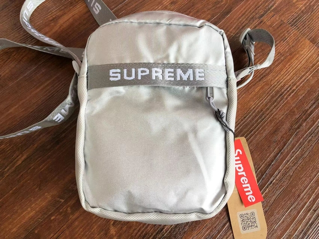 A Elegância em Movimento: Supreme Shoulder Bag FW22