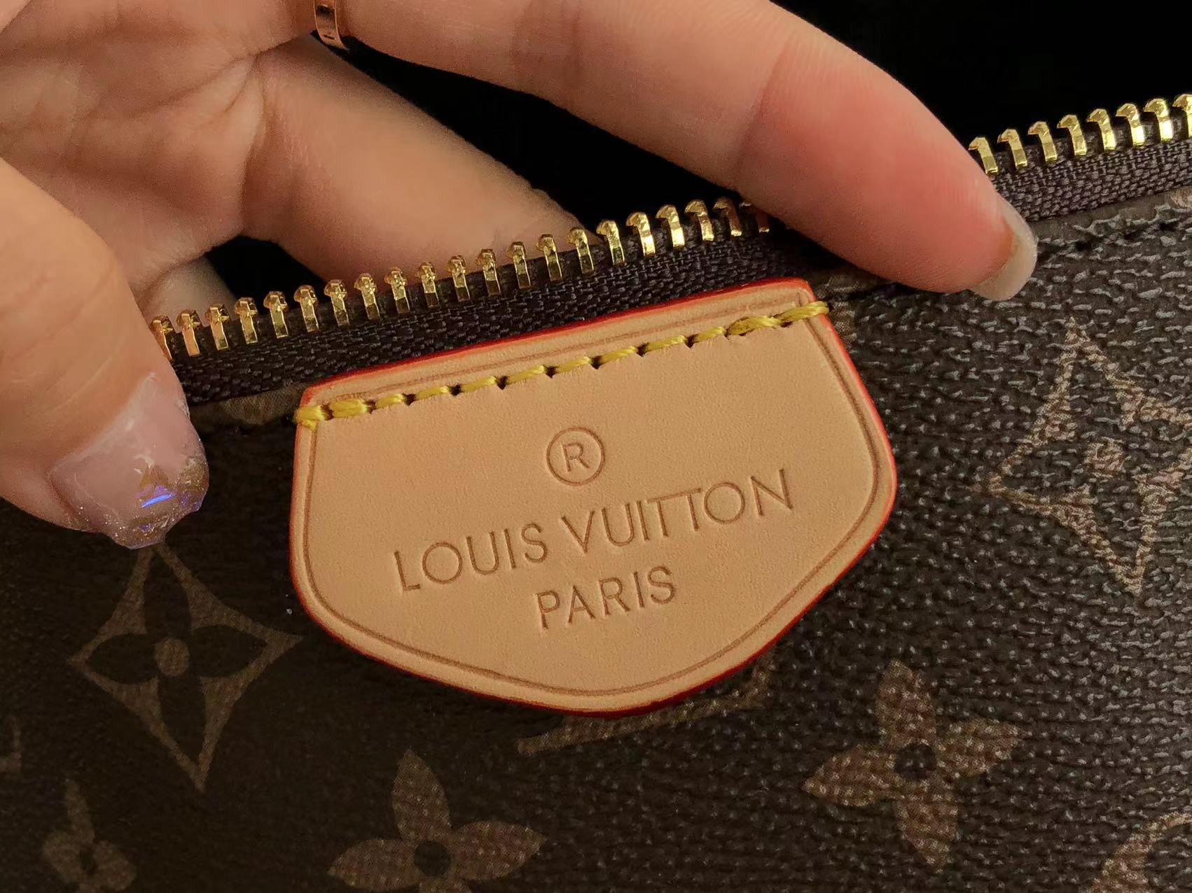 Louis Vuitton Gigante Monogram Bumbag M44575 Rouge : : Ropa,  Zapatos y Accesorios