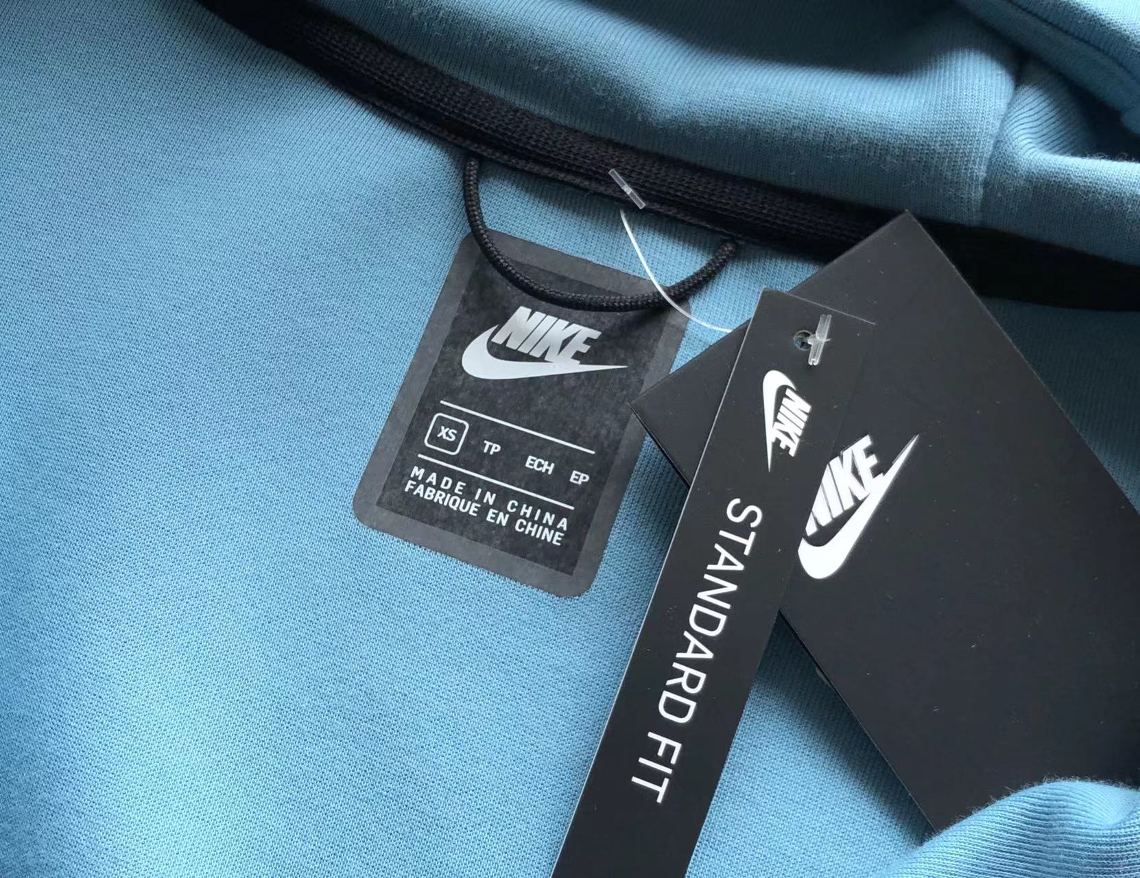 detalhe-bolso-hoodie-nike-tech-fleece-light-blue