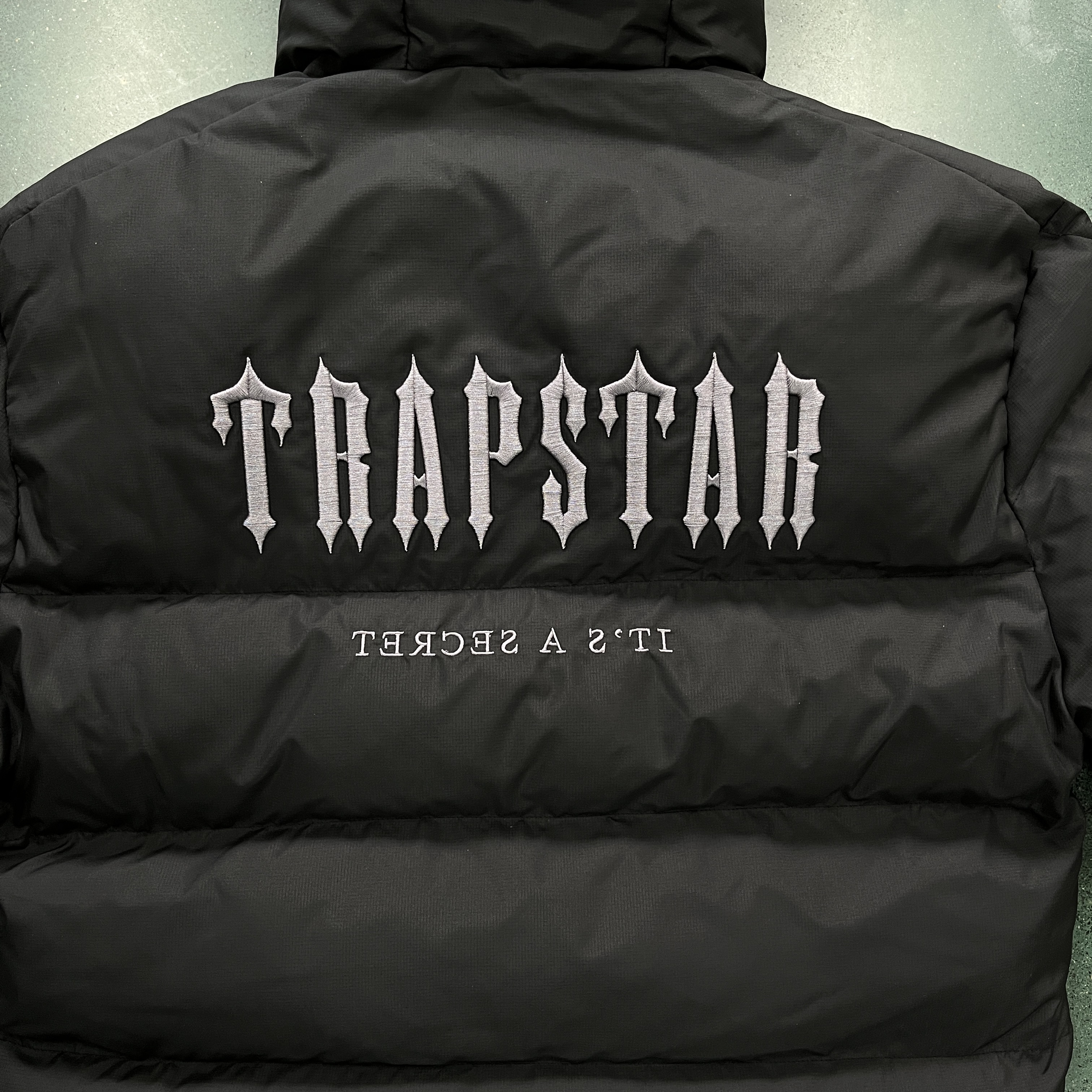 Elevate your style with the TRAPSTAR Decoded 2.0 Puffer - Gray