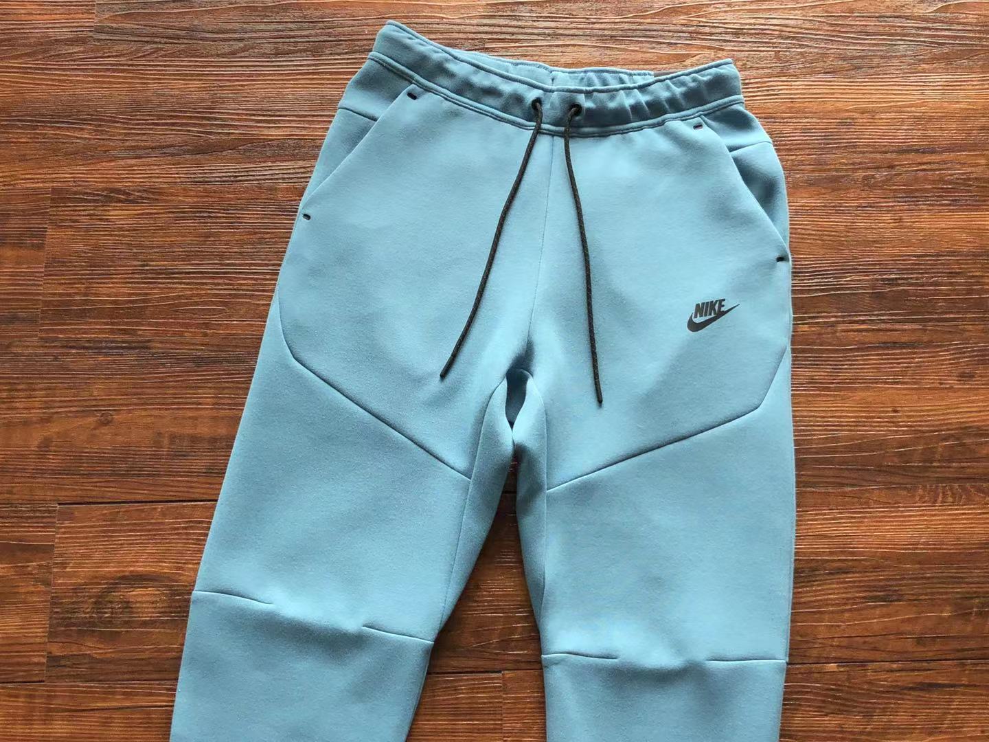 detalhe-do-logo-no-hoodie-tech-fleece-light-blue