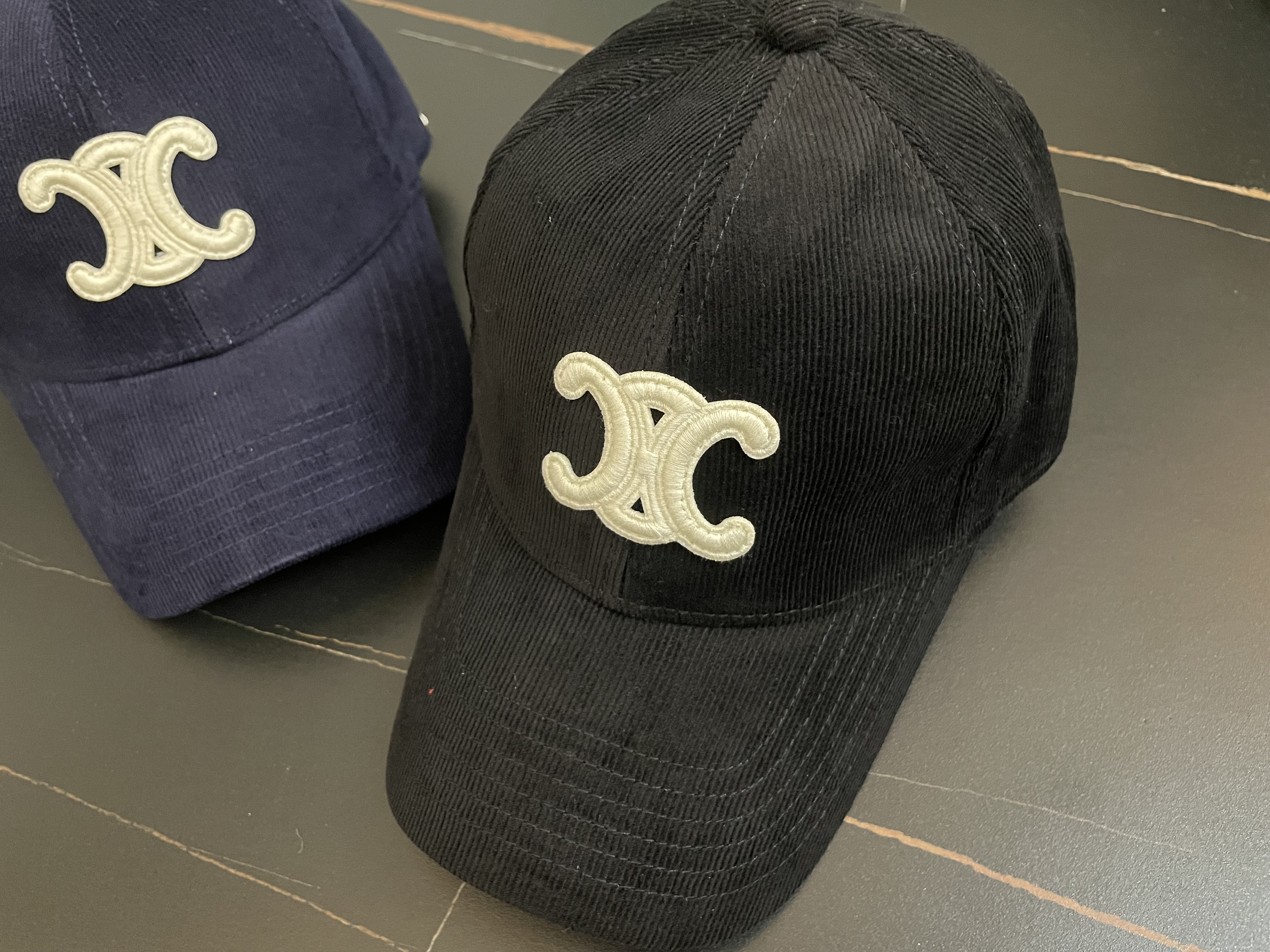 Chanel & Celine Baseball Cap: O Ápice da Sofisticação em Preto e Az