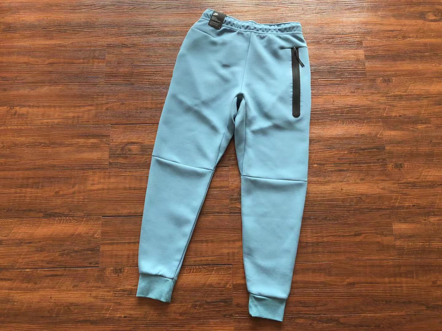 detalhe-ziper-calça-nike-tech-fleece-light-blue