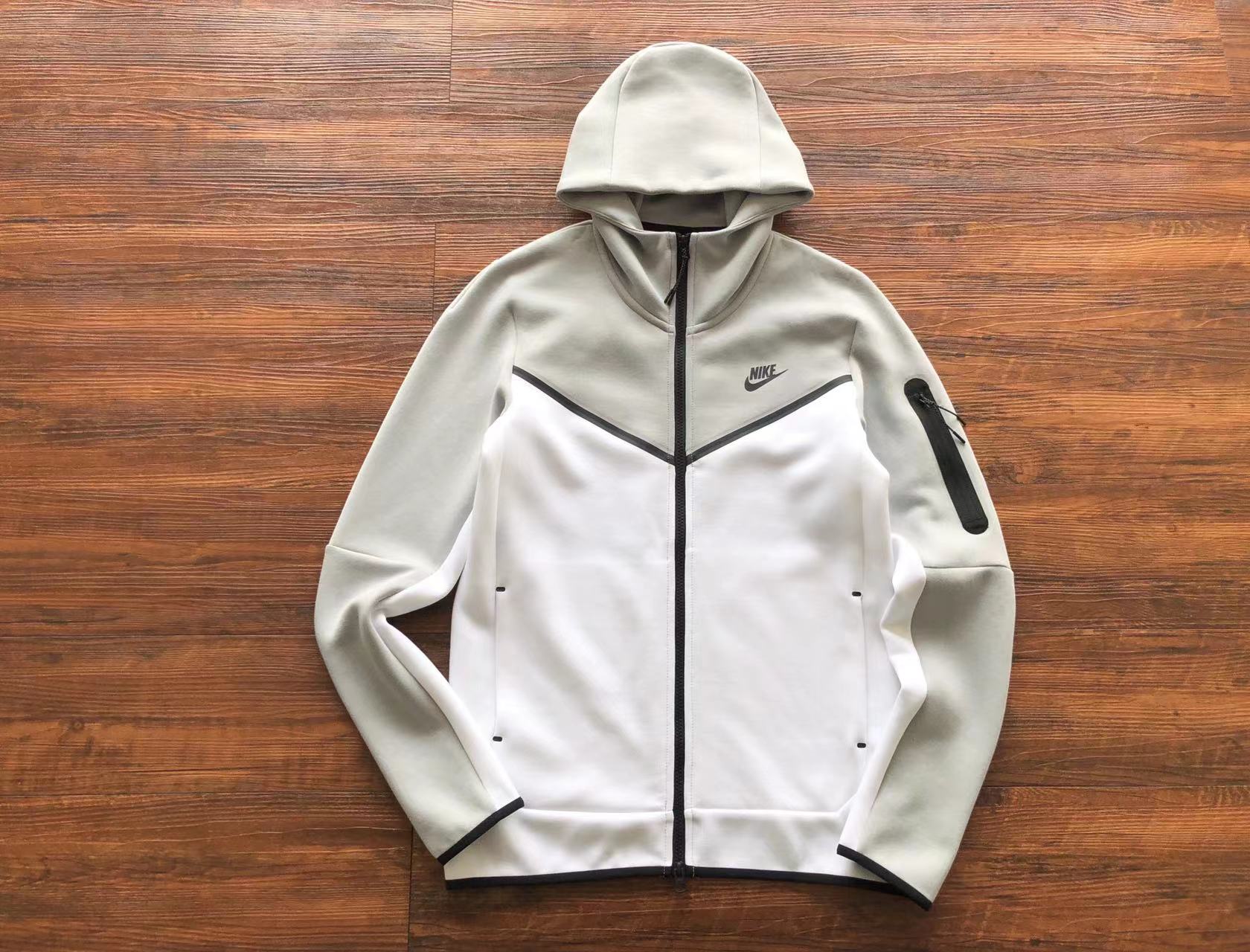 Nike Tech Fleece Branco/Cinza - Conforto e Estilo em um só Conjunto!