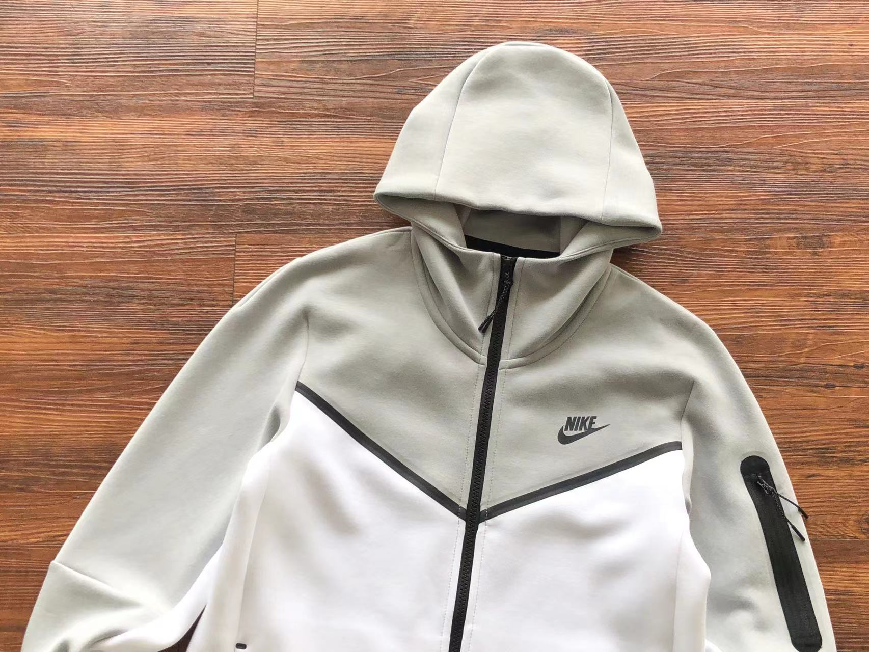 Nike Tech Fleece Branco/Cinza - Conforto e Estilo em um só Conjunto!