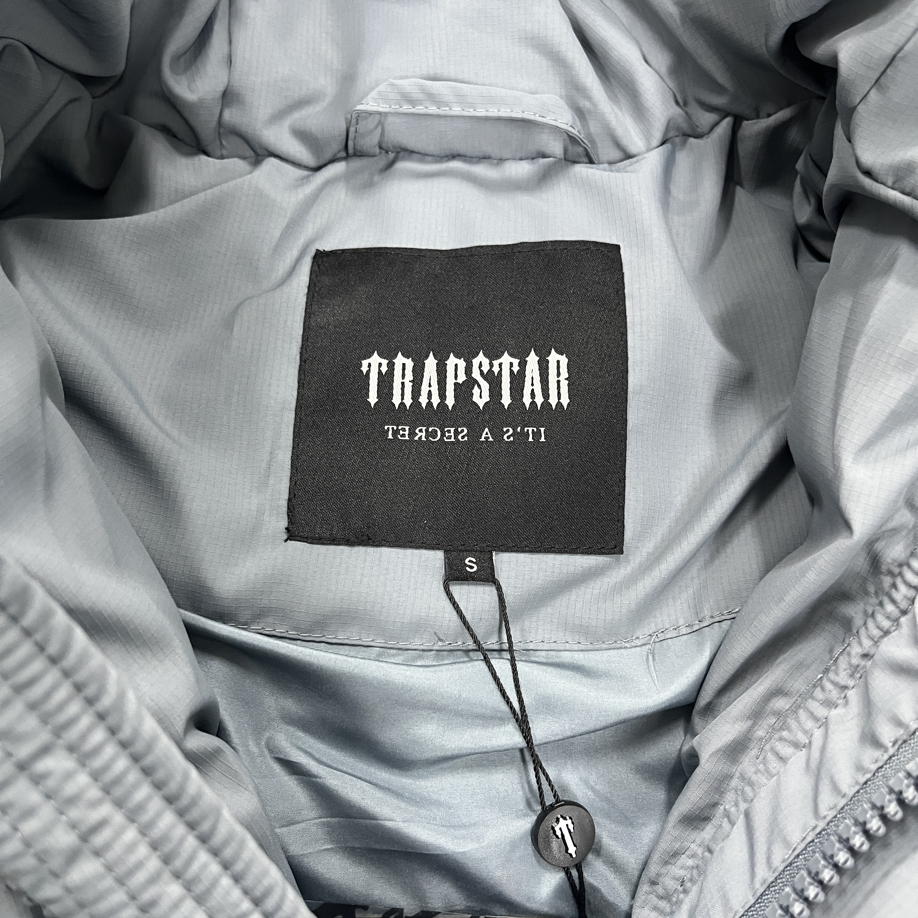 Wear the power of style with the Puffer TRAPSTAR Decoded 2.0 - Gradien