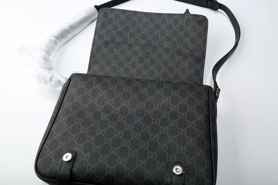 Discover the Gucci GG Supreme Messenger Bag: Impeccable Luxury and Sty