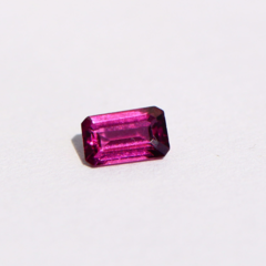 Anillo de rodolita con diamantes