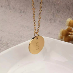 Collar disco con inicial en internet