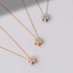 Collar con flor de diamantes