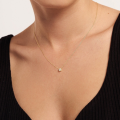 Collar con flor de diamantes en internet