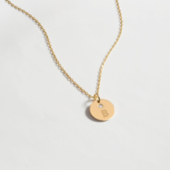 Collar disco con inicial y diamante