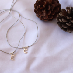 Pulsera de hilo con inicial - comprar en línea