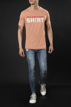 REMERA THIS IS MY LUCKY SHIRT (37257) - tienda online