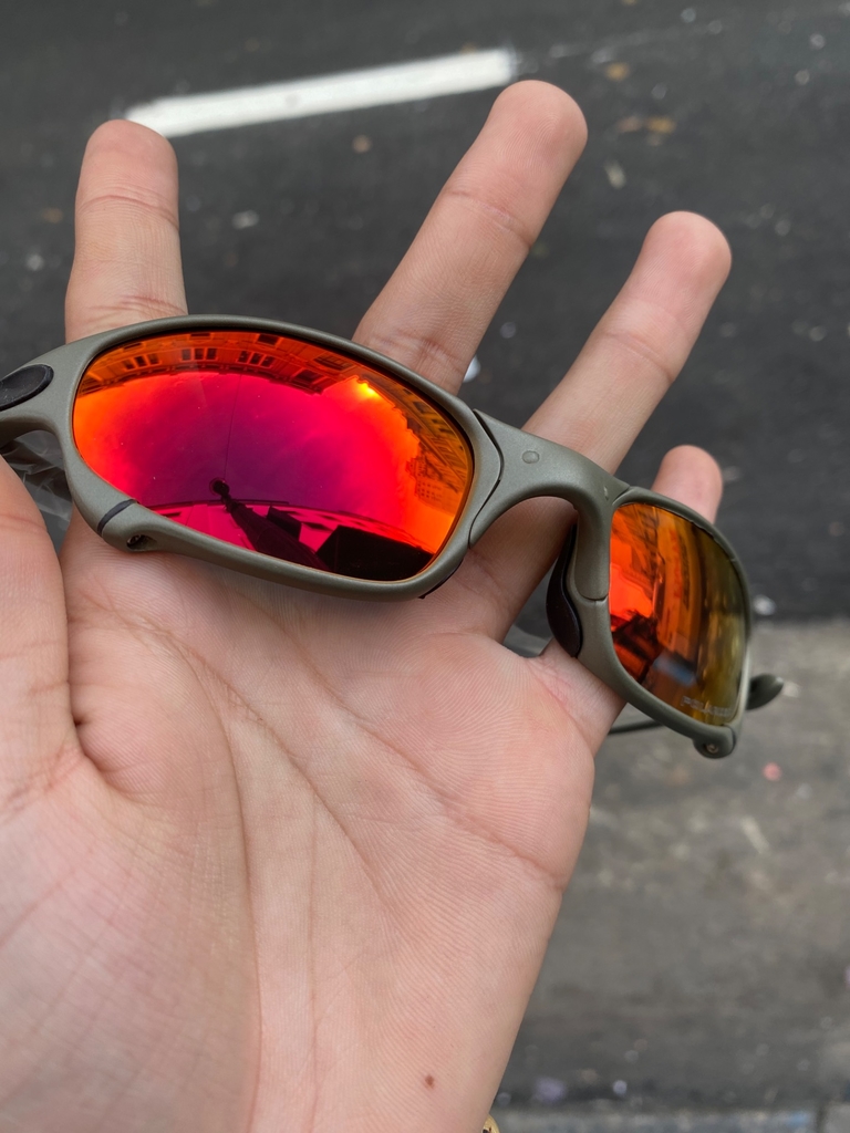 X-metal Juliet De Oakley Com Lentes Do Rubi Foto de Stock - Imagem