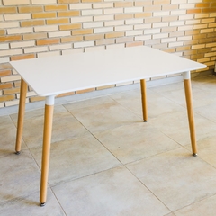 Mesa Milan con cuatro sillas en internet