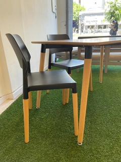 Mesa Milan con cuatro sillas en internet