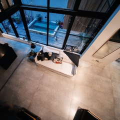 Piso porcelanato cemento natural satinado colocado en un living