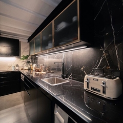 Mesada y pared con porcelanato Marmol Imperial