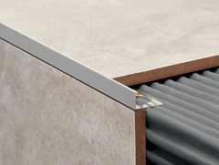 Perfil en L para pared 10mm * 2.5m colocado
